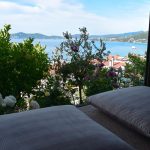Θέα στον κήπο και στη θάλασσα από τον 1ο όροφο
