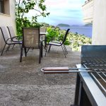 Τραπέζι κήπου και μπάρμπεκιου στην αυλή