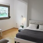 Υπνοδωμάτιο με θέα στο βράχο, με υπερδιπλό κρεβάτι και καναπέ-κρεβάτι