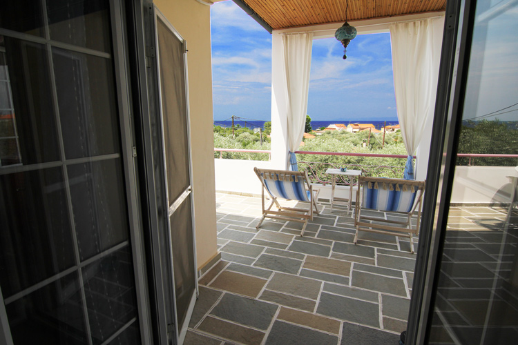 Μπαλκόνι με ξαπλώστρες στον 2ο όροφο, Βίλα Relax